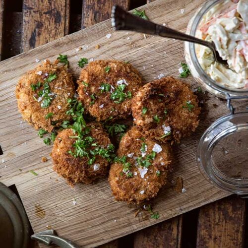Fishcakes og coleslaw