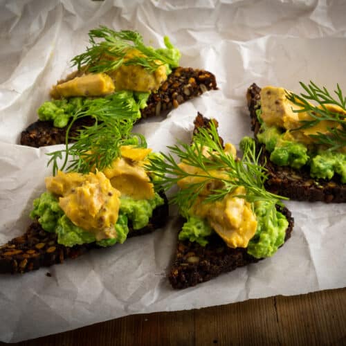 Butter-roasted rye bread with pea puree & mackerel in mustard